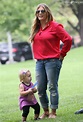 Nicole Eggert et sa fille Keegan dans un parc de Beverly Hills, le 23 ...