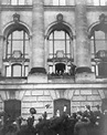 » 09.11.1918: Scheidemann und Liebknecht rufen jeweils Republik aus.