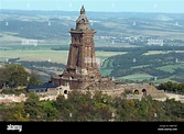 Das Photo zeigt eine Luftaufnahme auf das "Kyffhaeuser"-Denkmal auf dem ...
