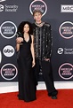 Machine Gun Kelly sorprende al llegar con su hija a la alfombra roja de ...