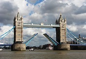 File:Tower Bridge,London Getting Opened 5.jpg - Wikimedia Commons