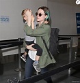 Rachel Evan Wood arrive avec son fils Evan à l'aéroport de Los Angeles ...