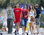 Malena Costa y Carles Puyol pasean durante sus vacaciones
