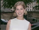 Rosamund Pike y su novio Robie Uniacke se convierten en padres por ...