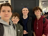 Tom and his family | Tom holland brothers, Tom holland imagines, Holland
