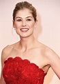 Rosamund Pike is "Close to a Six Pack" Just Three Months After Giving ...