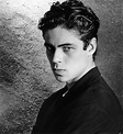 Benicio Del Toro in 1989 | イラスト 男, 俳優, 写真