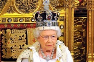 La corona di Elisabetta II, preziosa ma pesante: cosa ha fatto la ...