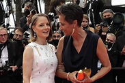 Jodie Foster mit ihrer Frau Alexandra Hedison auf dem roten Teppich in ...