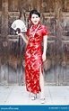Cheongsam Tradicional Del Vestido Rojo Chino De La Mujer Imagen de ...