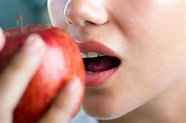 Mujer sin rostro que se prepara para morder la manzana | Foto Premium