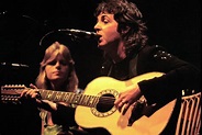 Fichier:Paul McCartney with Linda McCartney - Wings - 1976.jpg — Wikipédia
