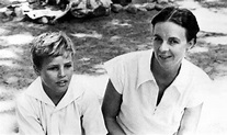 Marlon Brando and his mom Doddie in 1932 Marlon Brando, Brando ...