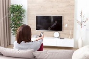 Mujer joven, mirar tele, en la habitación | Foto Premium