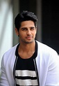 Sidharth Malhotra Biography (Age, Girlfriend, Family, Caste, & More)