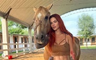 Elena Larrea, the model who saves horses from abuse and violence - El ...