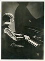 Portrait d'une pianiste Photographie de Marguerite LONG jouant du piano ...