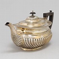 A silver teapot by William Aitken, Birmingham 1902. - Bukowskis