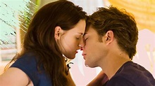 Robert Pattinson Fell Off a Bed While Kissing Kristen Stewart During ...