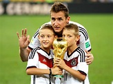 Miro Klose: Söhne Noah & Luan küssen den WM-Pokal | Promiflash.de