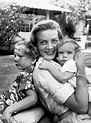 Lauren Bacall con sus hijos Stephen y Leslie (1954). | Lauren bacall ...