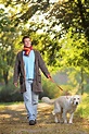 un muchacho y su perro paseando por el parque en otoño — Fotos de Stock ...