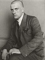 Vladimir Mayakovsky, um dos maiores poetas do século 20, também chamado ...