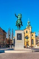 Estatua Del Rey Karl Xiv Johan Frente a La Iglesia De Storkyrkan En ...