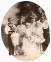 Victoria Eugenia de Battenberg con sus hijos, fotografiados por Campúa ...