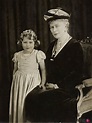 La Reina María de Teck con su nieta, la futura Reina Isabel II - La Familia Real Británica en ...