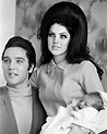 ELVIS PRESLEY AND WIFE PRISCILLA WITH LISA MARIE IN 1968 - 8X10 PHOTO ...