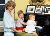 William e Harry ricordano Lady D: «Diana, la mamma migliore», le foto