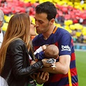 Sergio Busquets, arropado por su mujer y su bebé en el Camp Nou