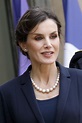 Reina Letizia luce perfecta con elegante traje azul marino que resalta ...