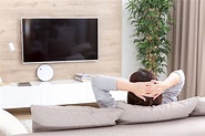 Mujer joven, mirar tele, en la habitación | Foto Premium