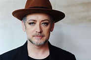 Imposible reconocer a Boy George sin maquillaje [Video]