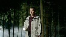 Film „Schweigend steht der Wald“: Ein Mystery-Thriller mit Wurzeln in ...