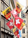 Bandera Suiza Y Bandera De Ginebra En El Edificio De La Fachada En ...