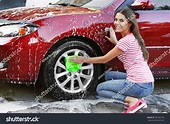 Mujer lavando un auto Foto de stock 481485736 | Shutterstock