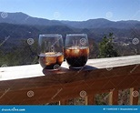 Mountain View Con La Bebida Imagen de archivo - Imagen de balanceo ...
