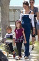 Sexy de macacão, Alessandra Ambrosio passeia com os filhos na ...
