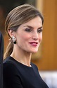 ¡A jugar con las joyas! La Reina Letizia 'diseña' sus pendientes de Coolook