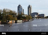 Rascacielos y casas flotantes en el río Amstel, en el distrito de ...