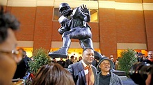 Oklahoma State football unveils Barry Sanders statue at long last