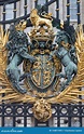 Escudo De Armas De Gran Bretaña En Las Puertas Del Buckingham Palace ...