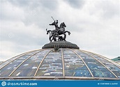 Monumento a San Jorge En La Plaza Manege En Moscú, Rusia Imagen ...