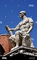Monumento a Giovanni delle Bande Nere en la Piazza San Lorenzo ...