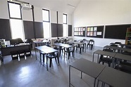 Sala De Clase Moderna Iluminada Por El Sol De La Escuela Primaria ...