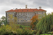 Das Schloss Nelahozeves in Miteelböhmen, ein paar Meter über der Moldau ...