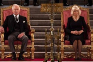 Rei Charles III e esposa Camilla sentam no trono pela primeira vez ...